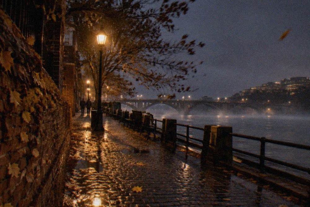 A dark cobblestone alley in Georgetown lit by a single street lamp